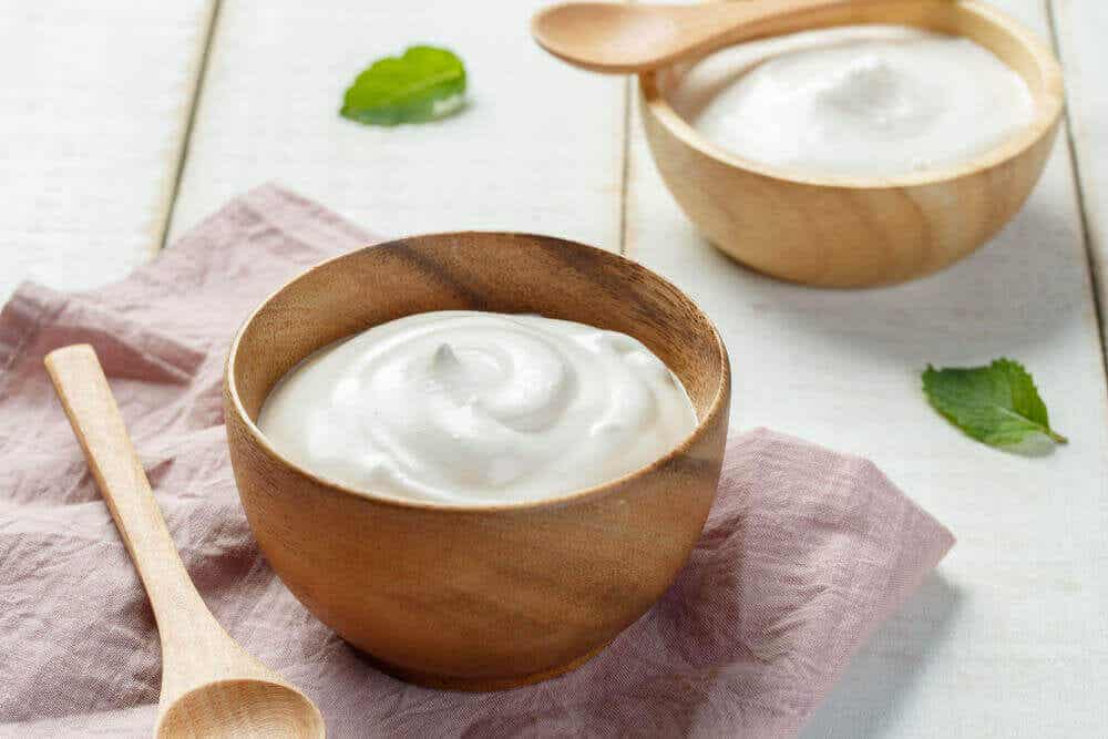 El yogur es un alimento que puede complementar la dieta de las personas con síndrome de fatiga crónica.