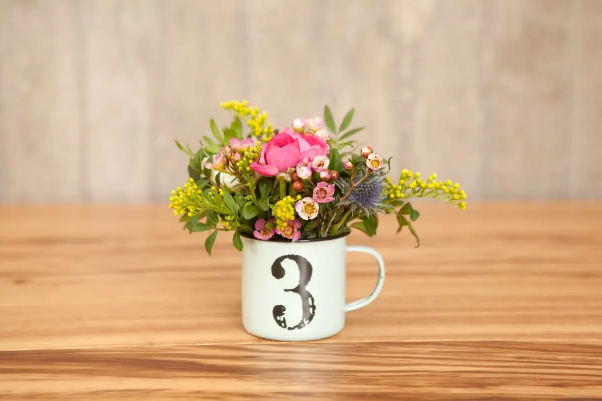 Decoración con flores en la mesa.