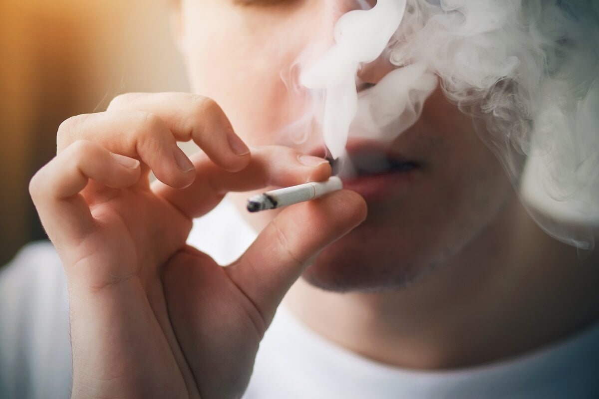 palenie może powodować zapalenie przyzębia