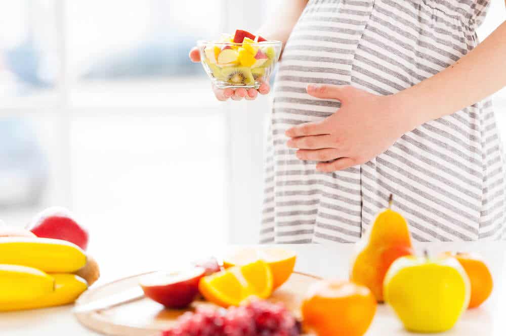 Kobieta w ciąży je śniadanie
