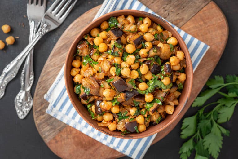 Deliciosa ensalada de garbanzos y berenjenas