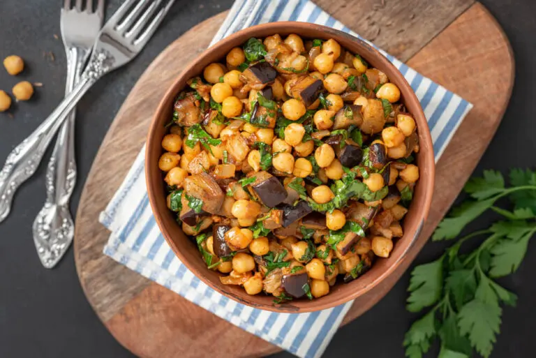 Deliciosa ensalada de garbanzos y berenjenas