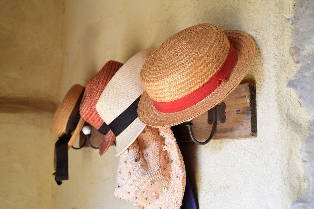 Cabideiro para chapéus em quarto pequeno.