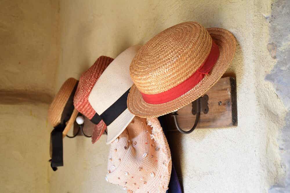 Porte-chapeau dans une petite pièce.