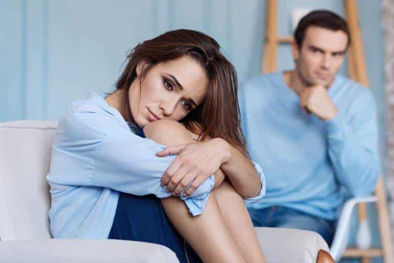 Hombre mirando a su pareja con expresión triste