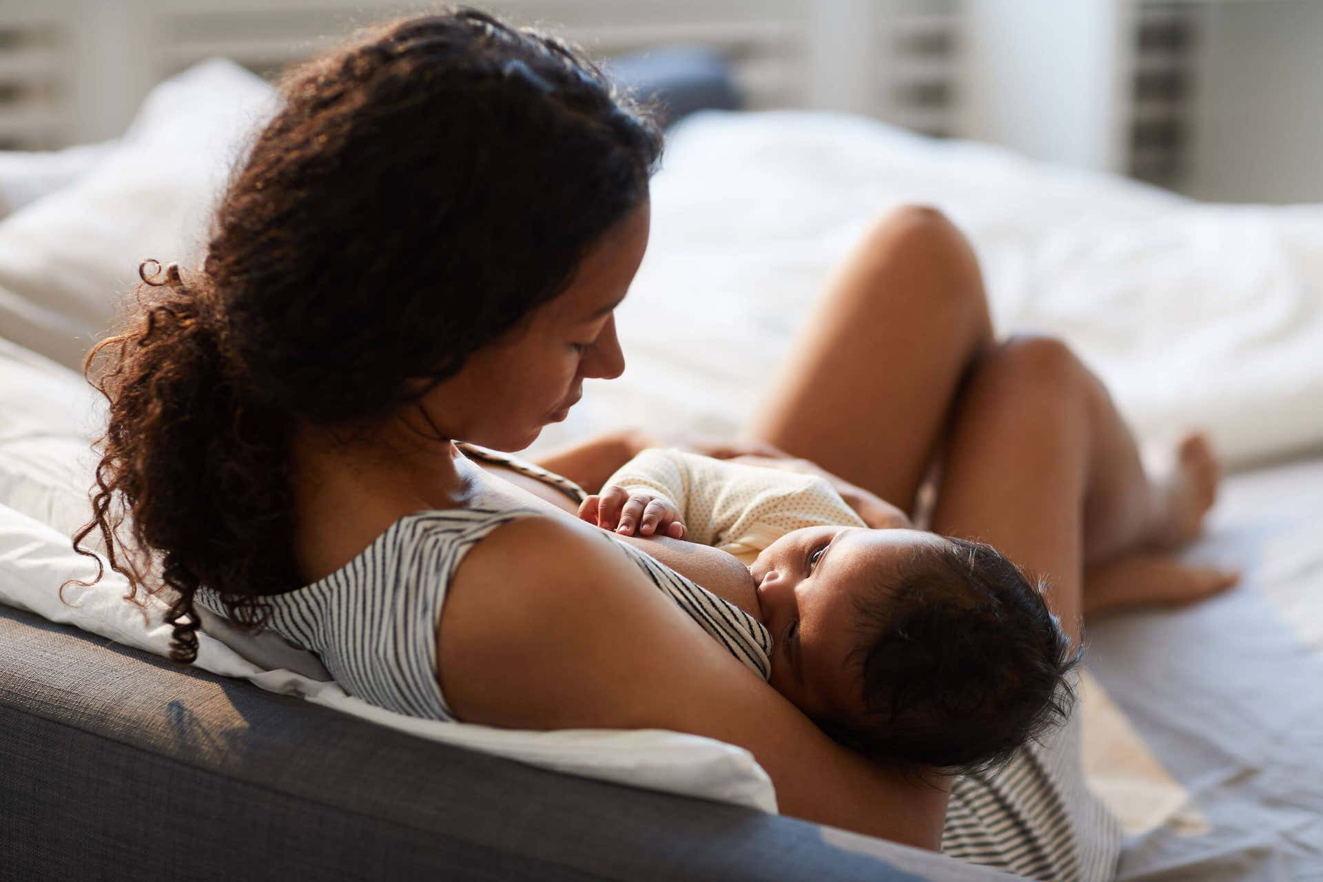 Si el bebé llora después de alimentarse, puede ser por problemas en la lactancia materna.