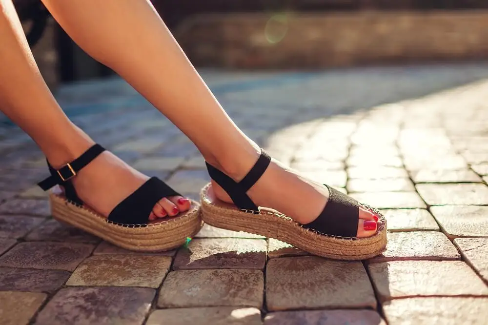 Mantener las sandalias.