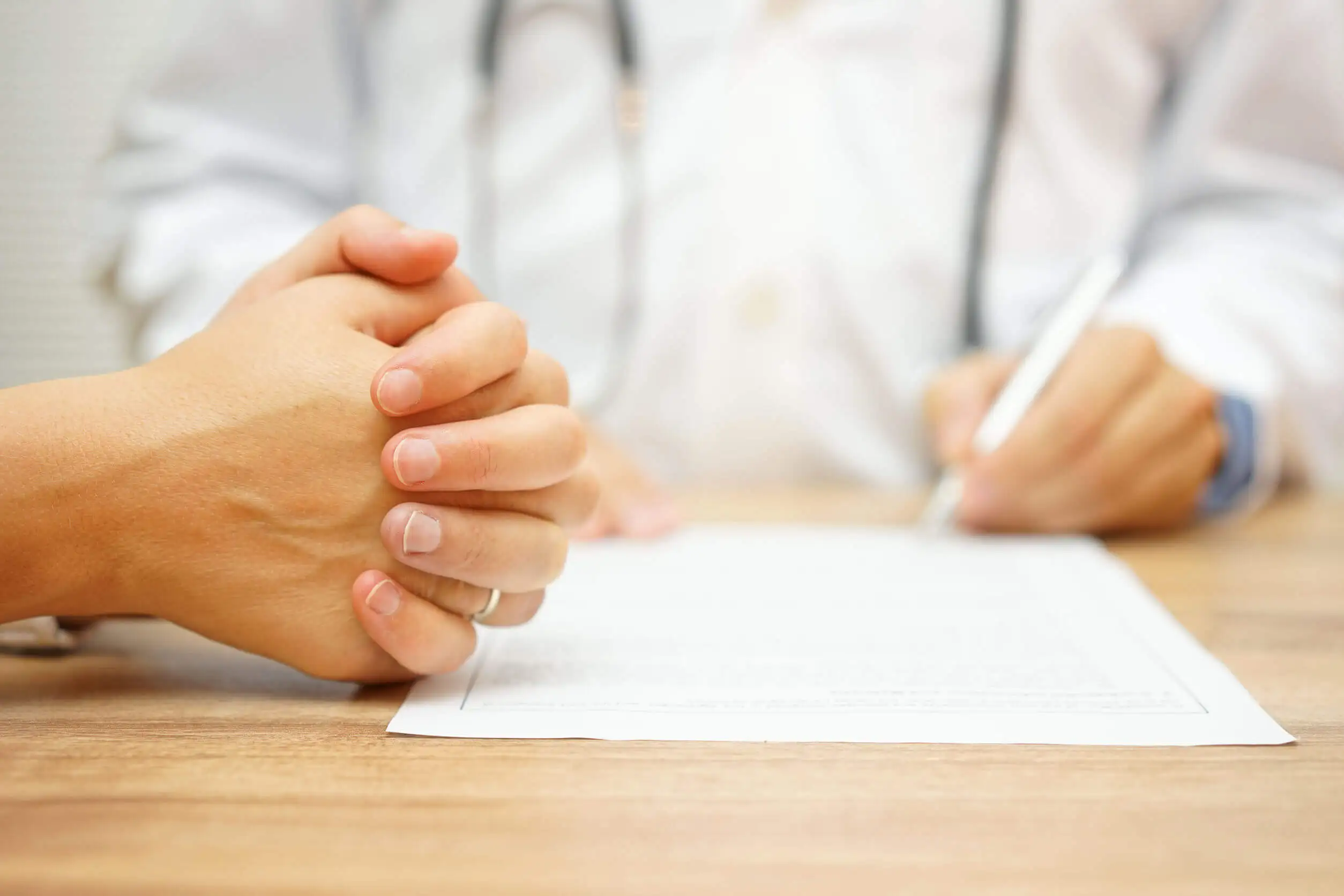 Médico conversando con su paciente sobre el tratamiento.
