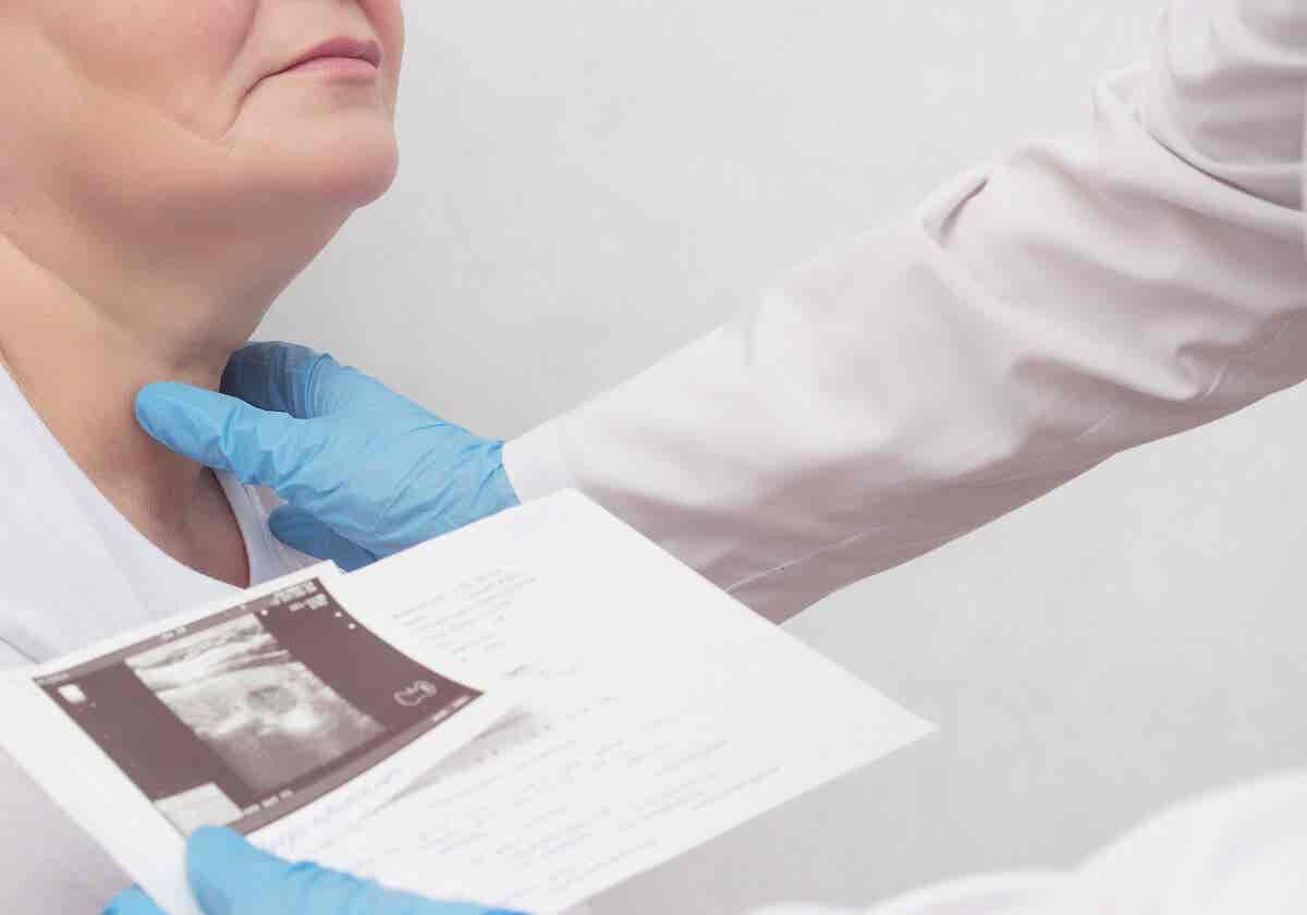 Médico examen de hipertiroidismo