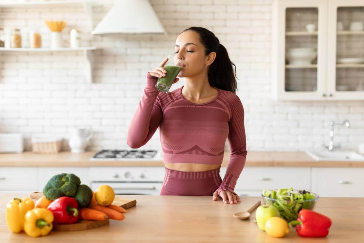 Mujer bebiendo un batido