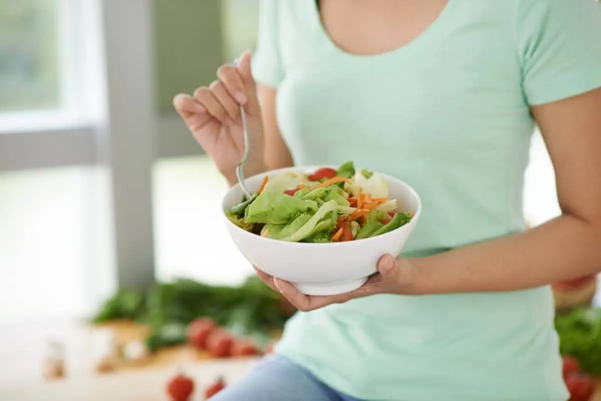 Mujer comiendo ensalada