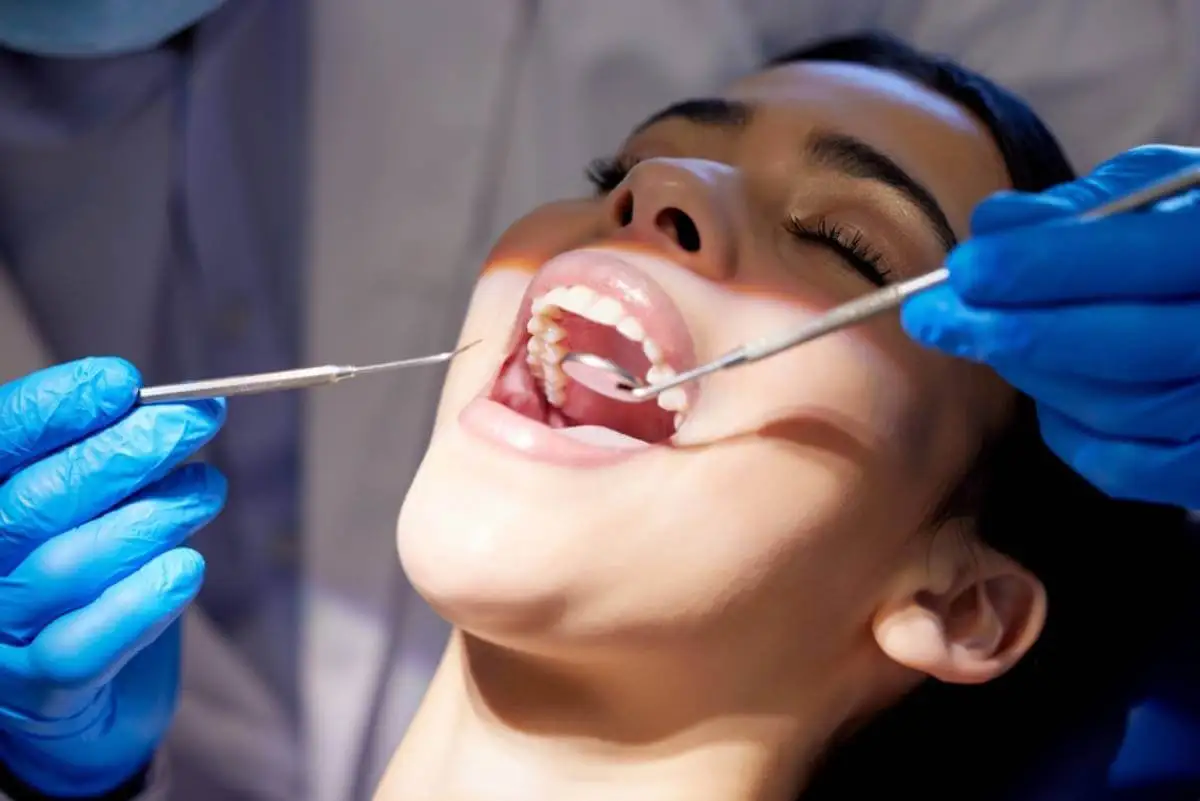 Mujer en el odontólogo: Anestesia y analgesia dental