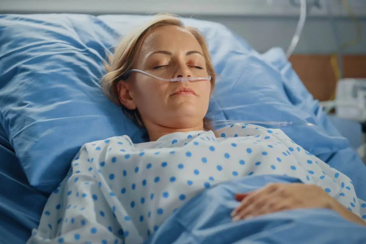 Mujer con sondaje nasogástrico.