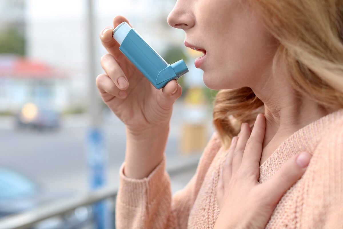 Asmática usa inhalador.