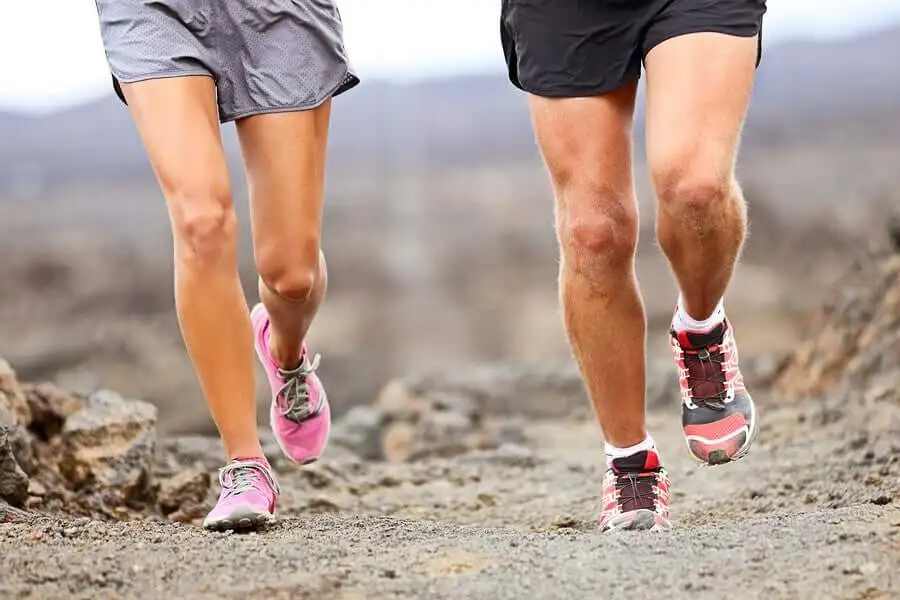 Pareja corriendo al aire libre