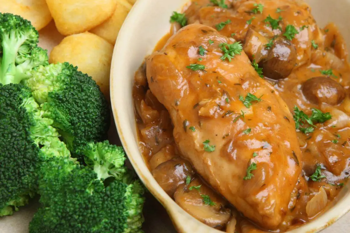 Pollo guisado: recetas de pollo con champiñones