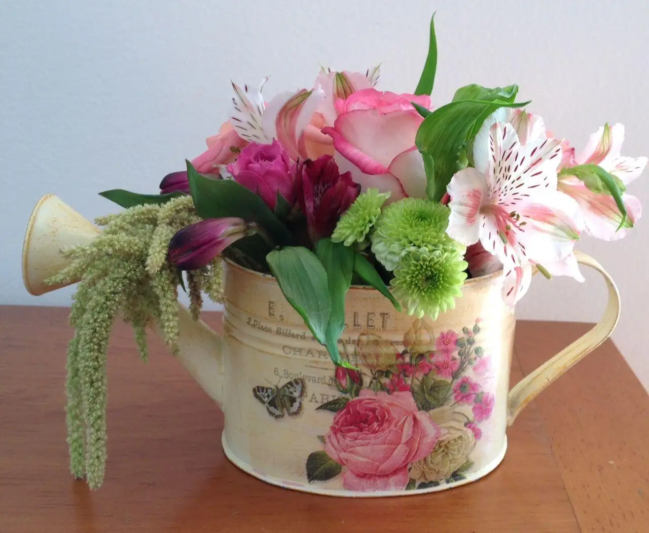 Arreglo floral para una mesa.