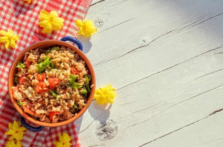 Ensalada de arroz integral: deliciosa y baja en calorías