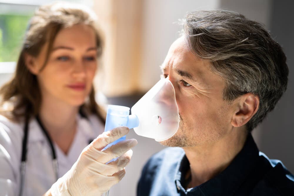 Hombre con inhalador.