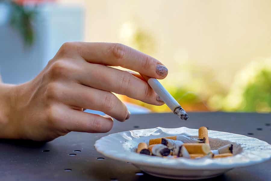 El tabaco puede afectar la salud de la piel y las uñas de muchas maneras.