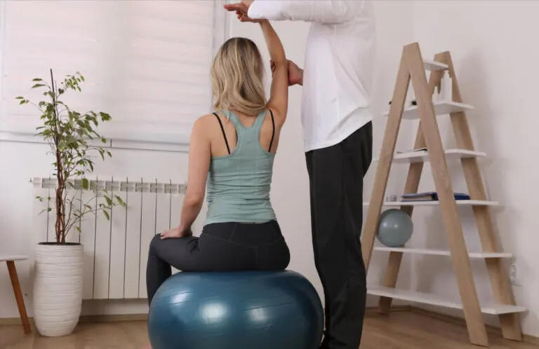 4 ejercicios básicos para prevenir la escoliosis