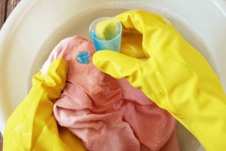 5 productos para quitar las manchas de aceite de la ropa
