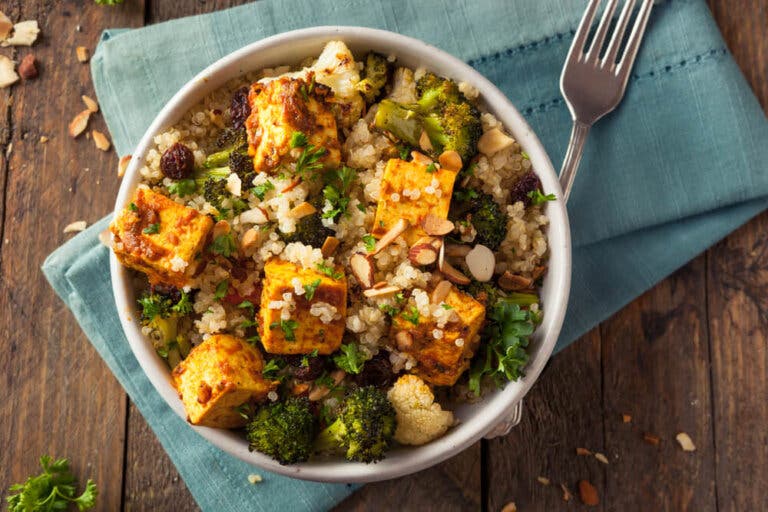 Ensalada de vegetales asados con quinoa