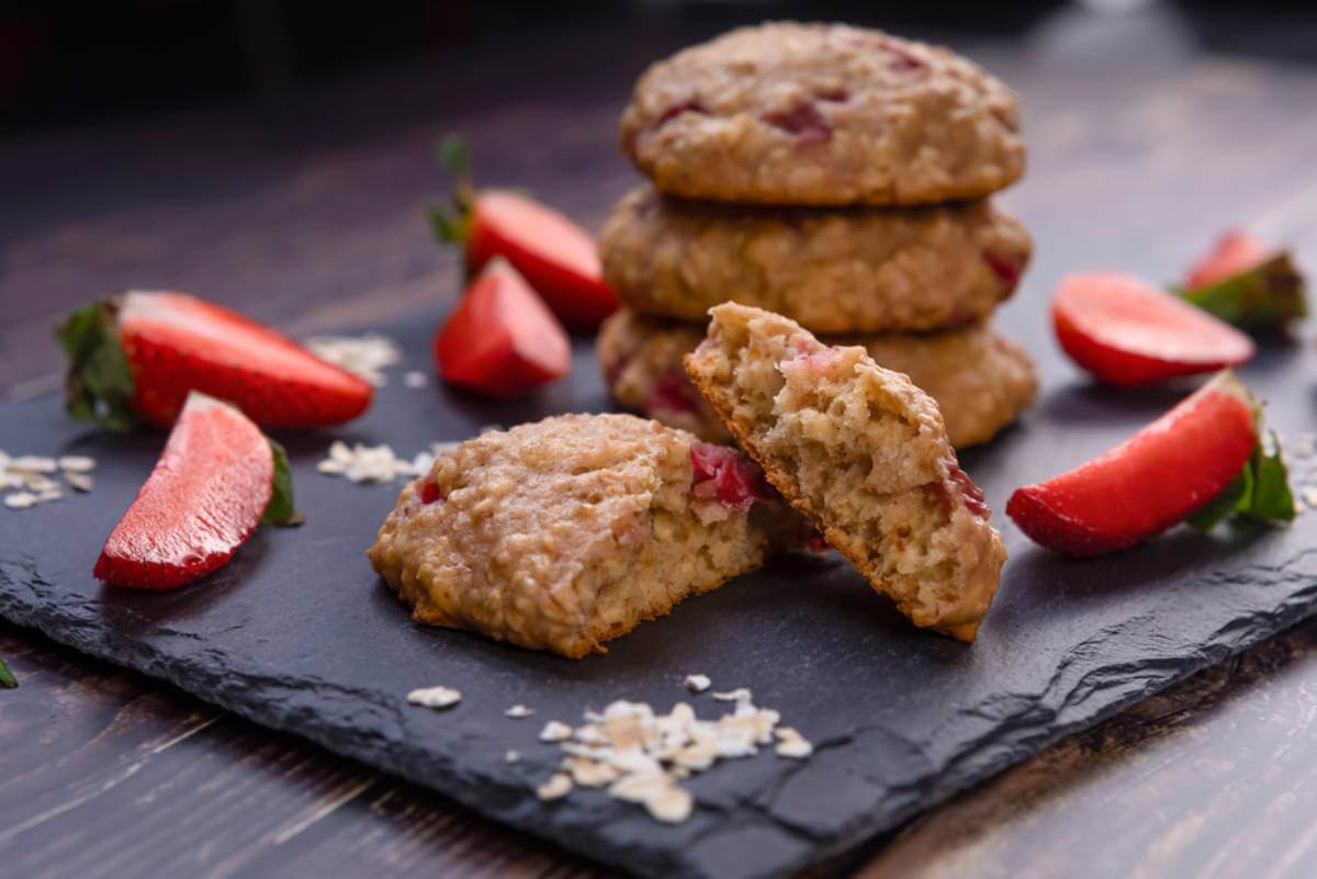 Galletas de avena en un recipiente de madera.