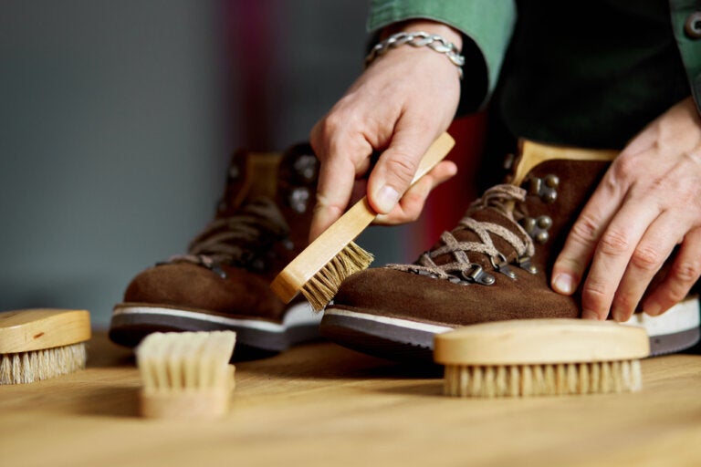 ¿Cómo limpiar los zapatos de gamuza?