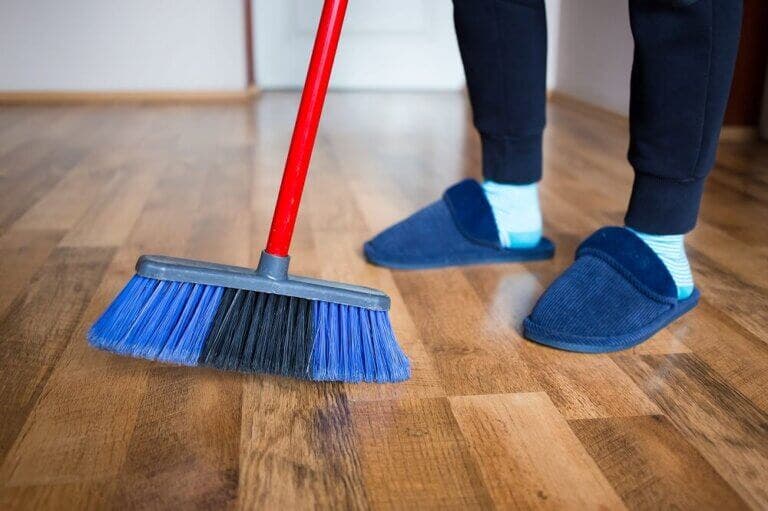 4 métodos para abrillantar tus pisos de madera con productos caseros