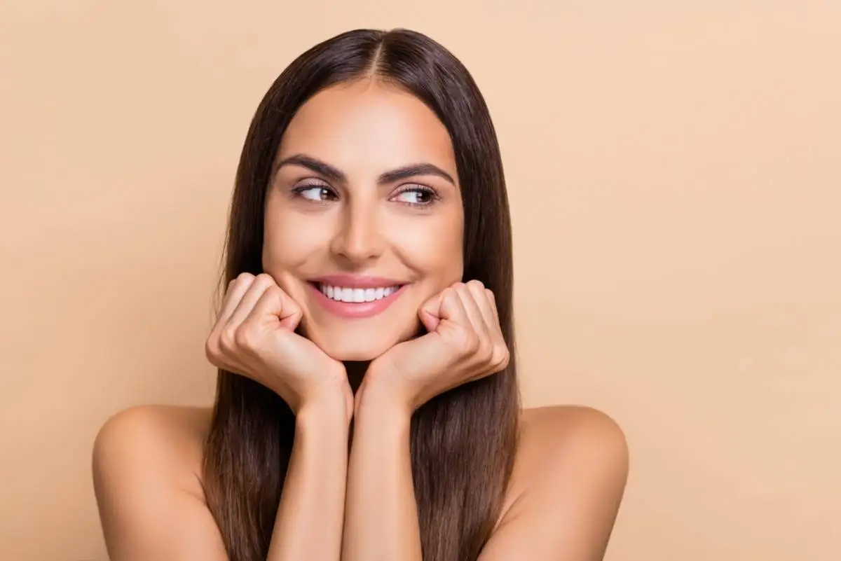 Joven aplicándose crema para conseguir un excelente bronceado.