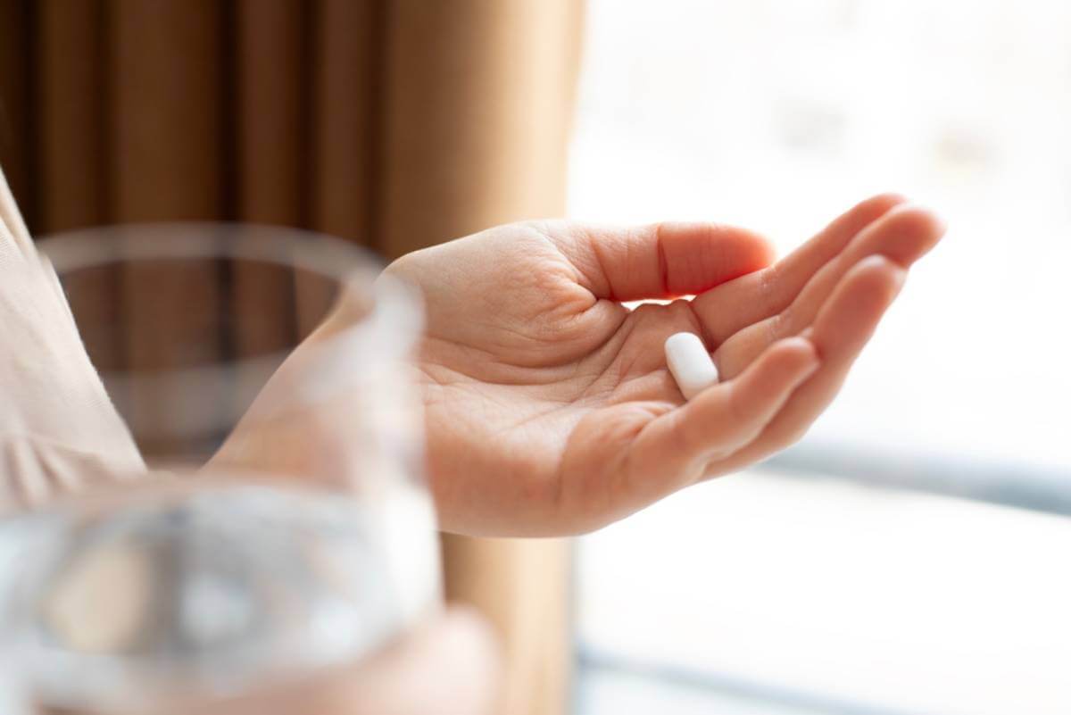 Mujer con pastilla: medicamentos compatibles con la lactancia