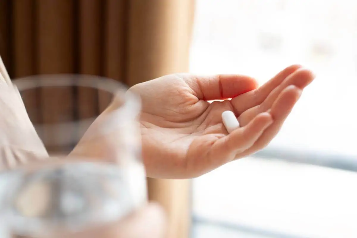 Mujer con pastilla: medicamentos compatibles con la lactancia