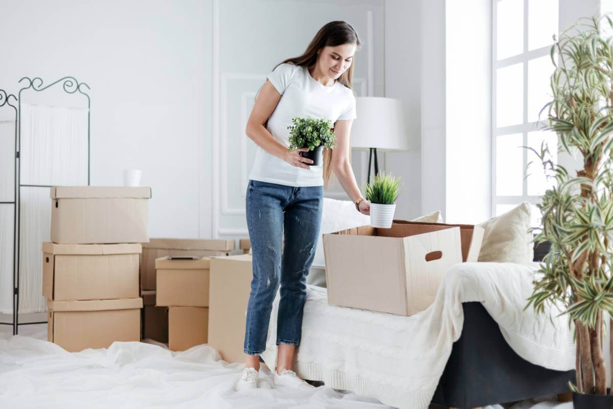 Mujer rodeada de cajas
