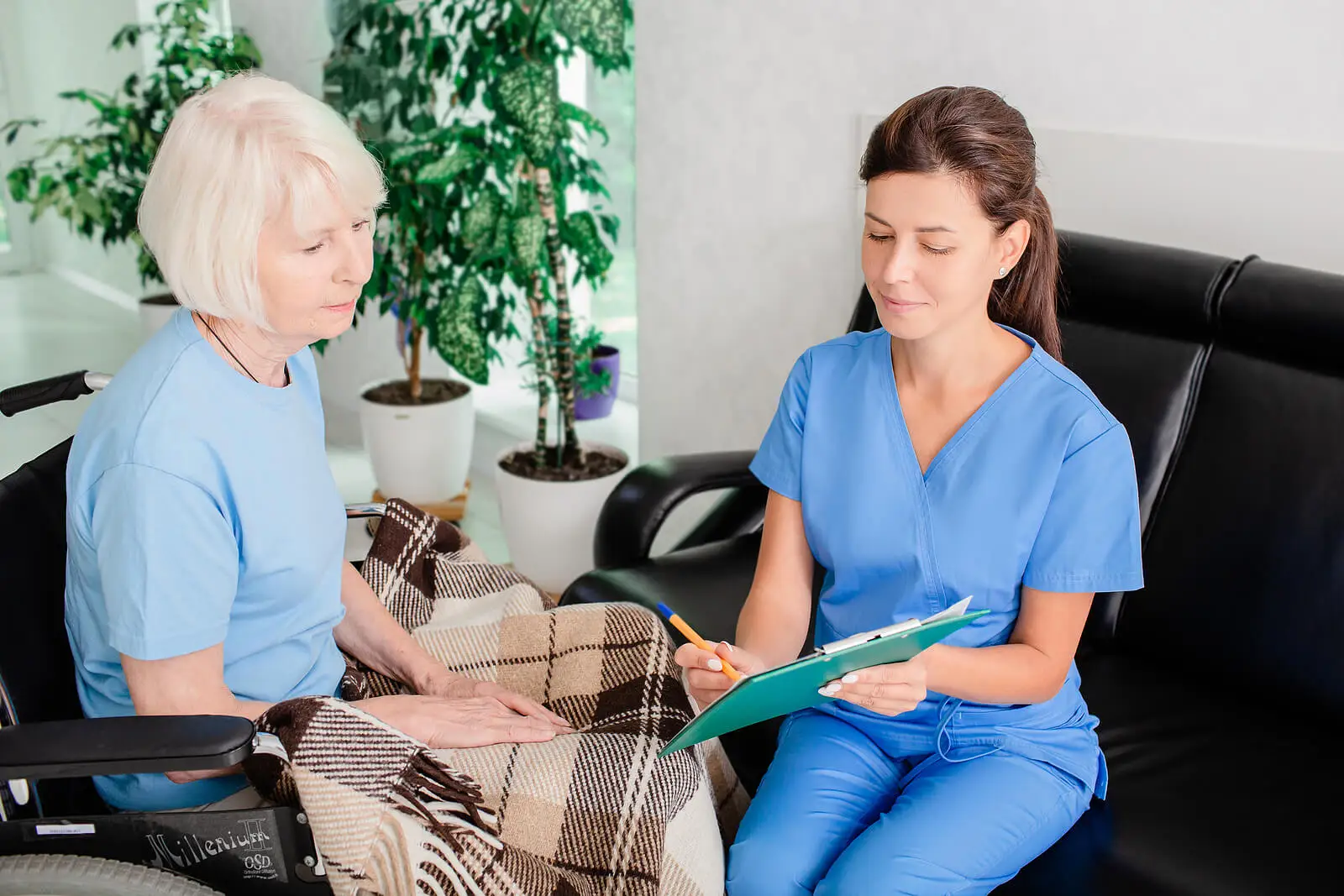 progressive supranukleäre Paralyse - Frau im Gespräch mit einer Ärztin