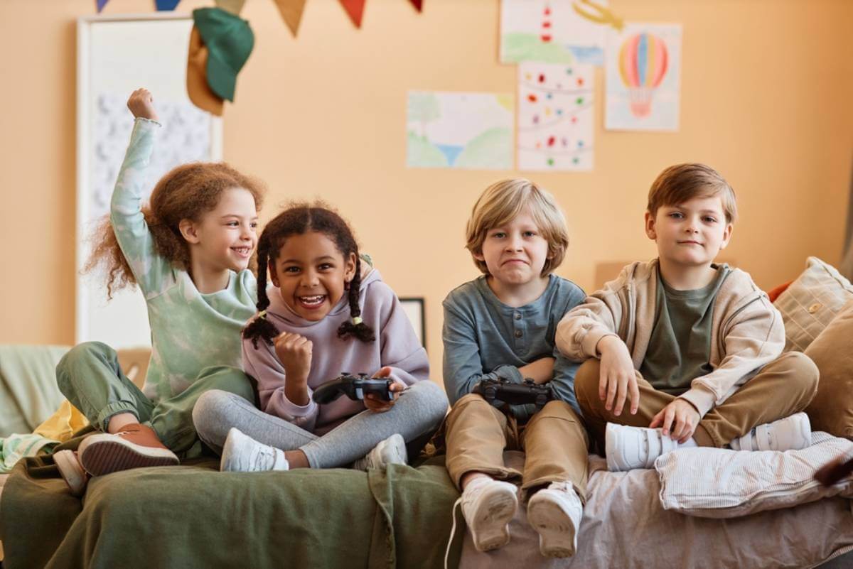 Niños jugando a videojuegos con su ordenador