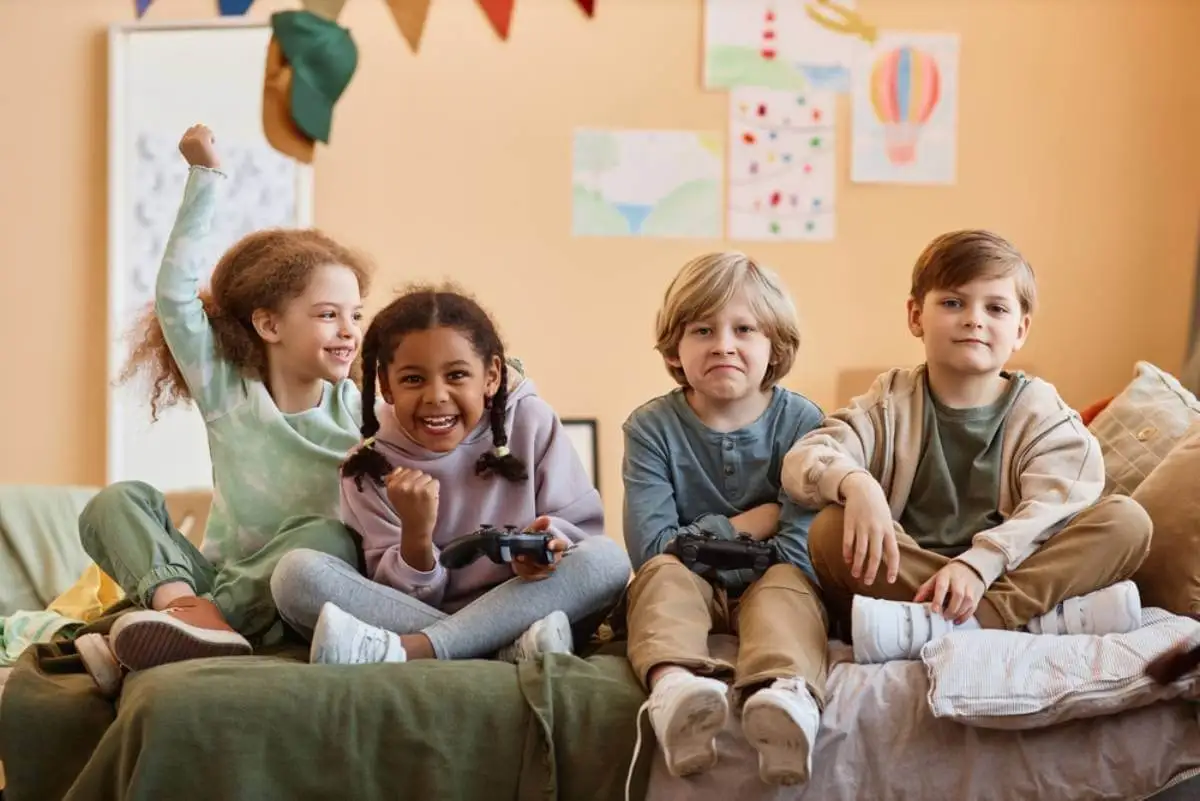 Niños jugando a videojuegos con su ordenador
