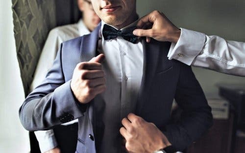 Novio preparándose