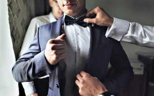 Novio preparándose