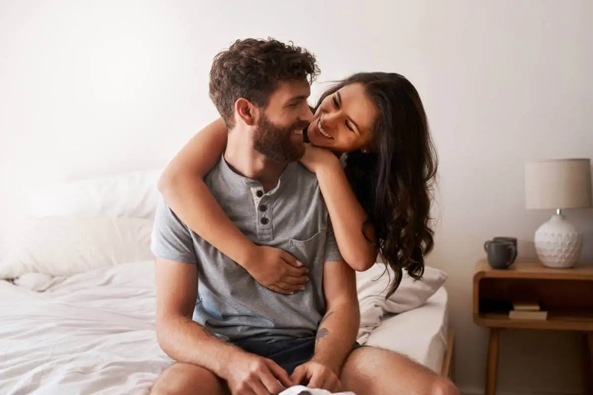 Pareja dándose un abrazo y un beso: demostrar a tu pareja que te importa