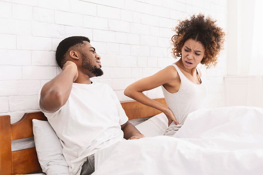 Pareja en la cama con dolor (dispaurenia).