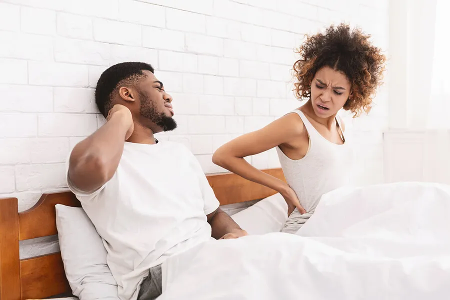 Pareja en la cama con dolor (dispaurenia).