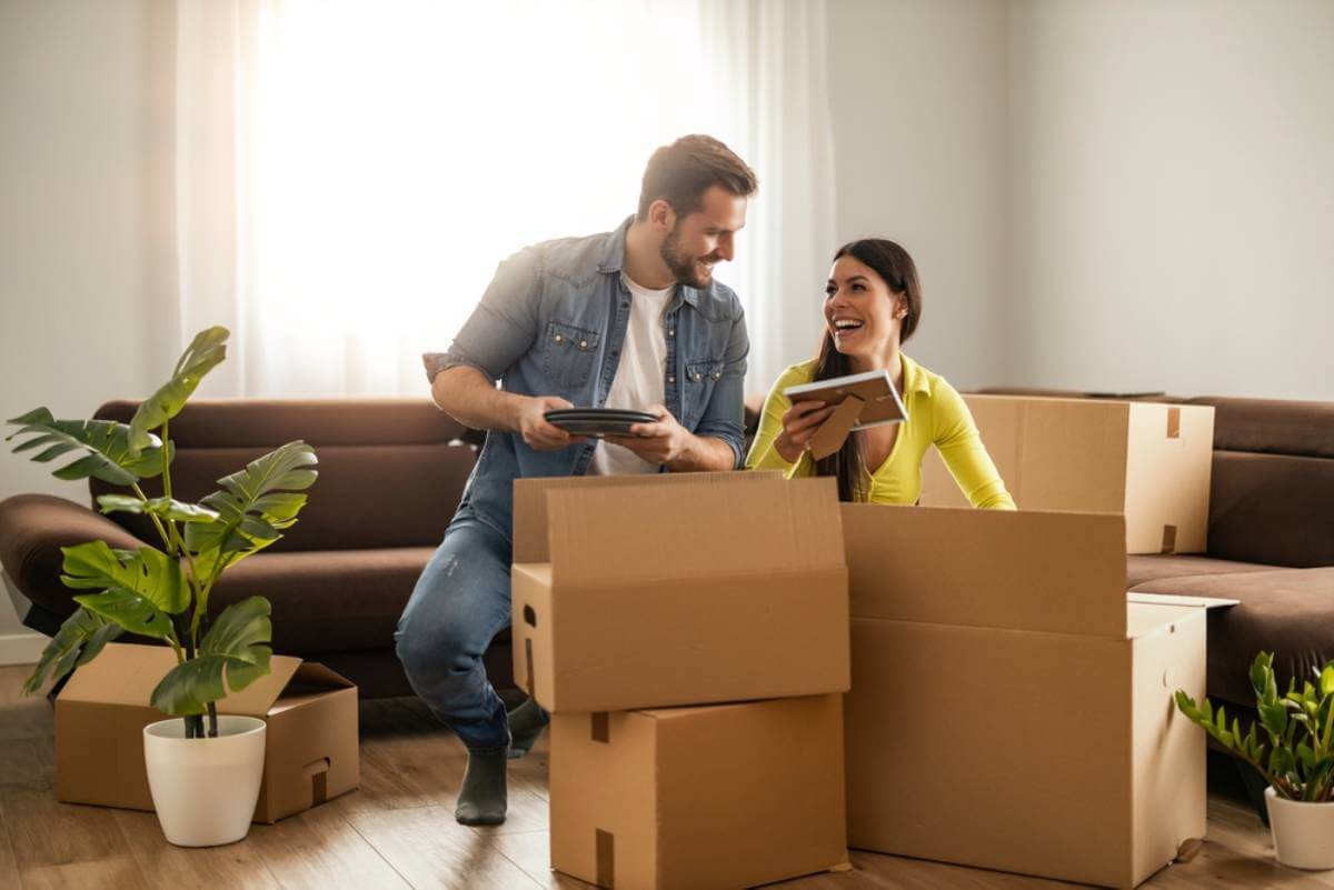 Pareja organizando las cajas de su mudanza.