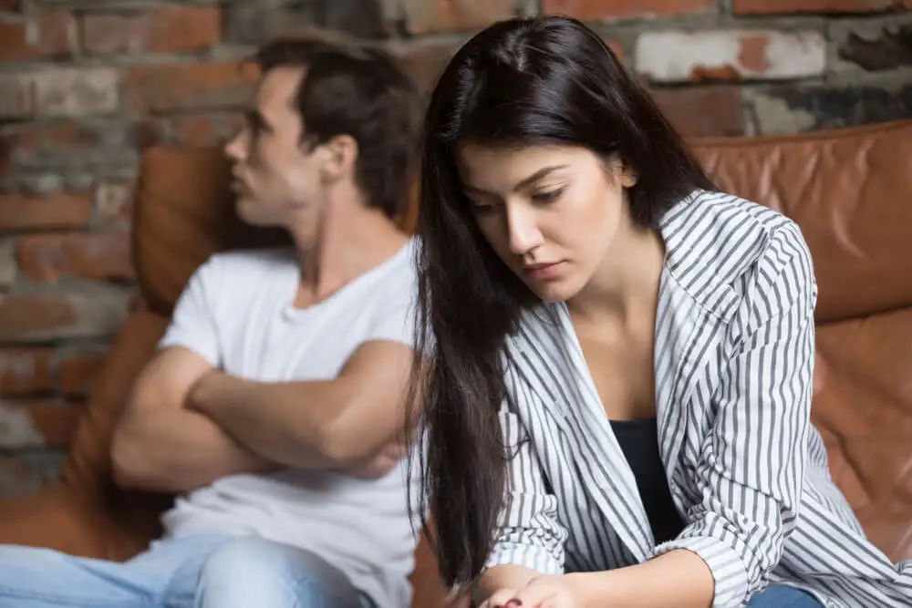 Mujer y hombre pensativos tras el divorcio