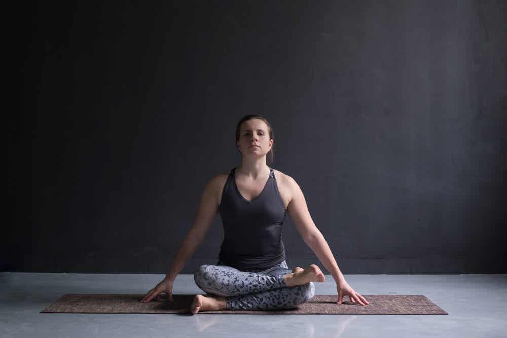 Postura de la hoguera yoga