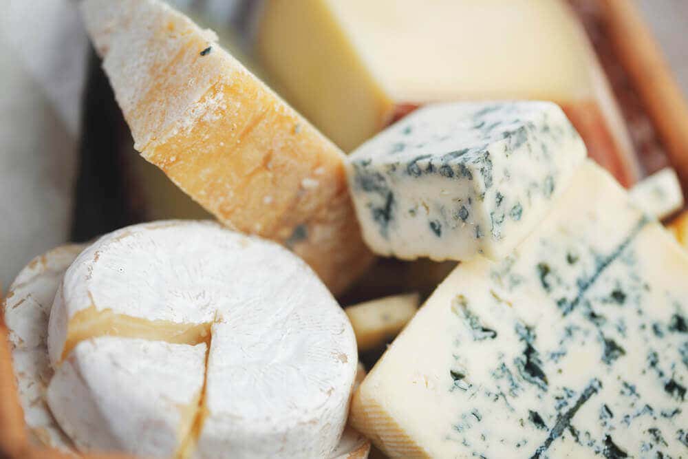 Les fromages sont des aliments riches en protéines.