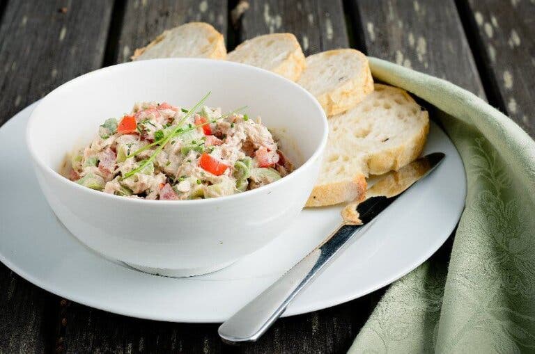 Cómo hacer una ensalada de aguacate y atún