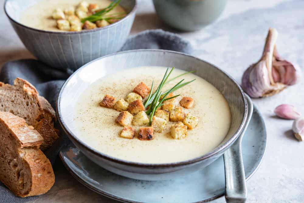 3 recetas fáciles de sopa de ajo