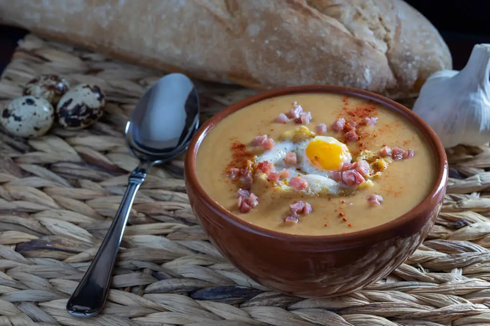 Sopa de ajo con huevo