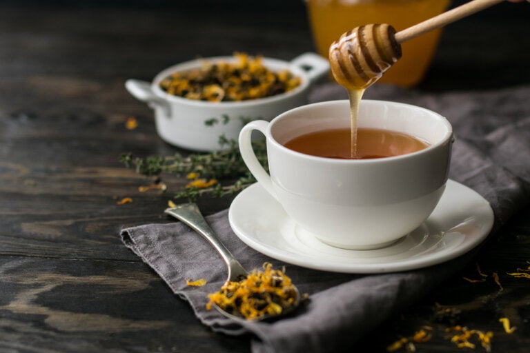Cómo combatir la tos con un té de pimienta y miel